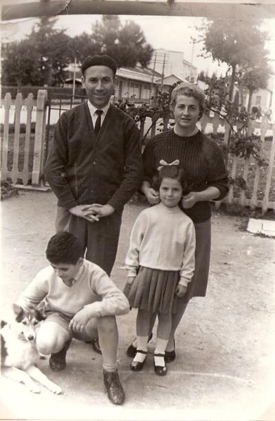 Fernando con la moglie e i figli davanti alla staccionata di casa a Castel Bolognese, nel 1959