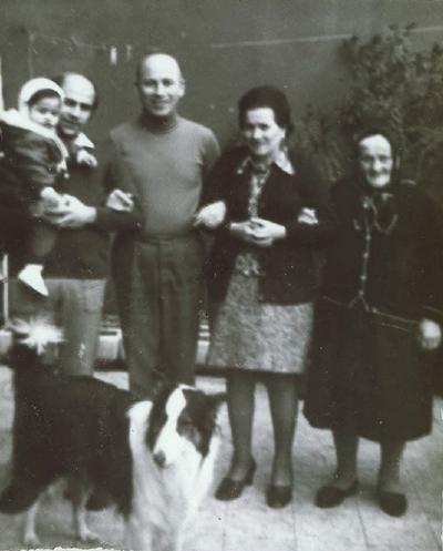 Fernando, con a fianco sua sorella Roma, più a destra la madre Zaira e a sinistra Gian Paolo, con in braccio Matteo
