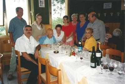 Fernando mentre festeggia il compleanno alla trattoria Croara in compagnia di tutti i parenti