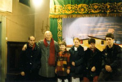 Fernando con tutti i nipoti davanti al teatrino della Parrocchia di Sant'Egidio